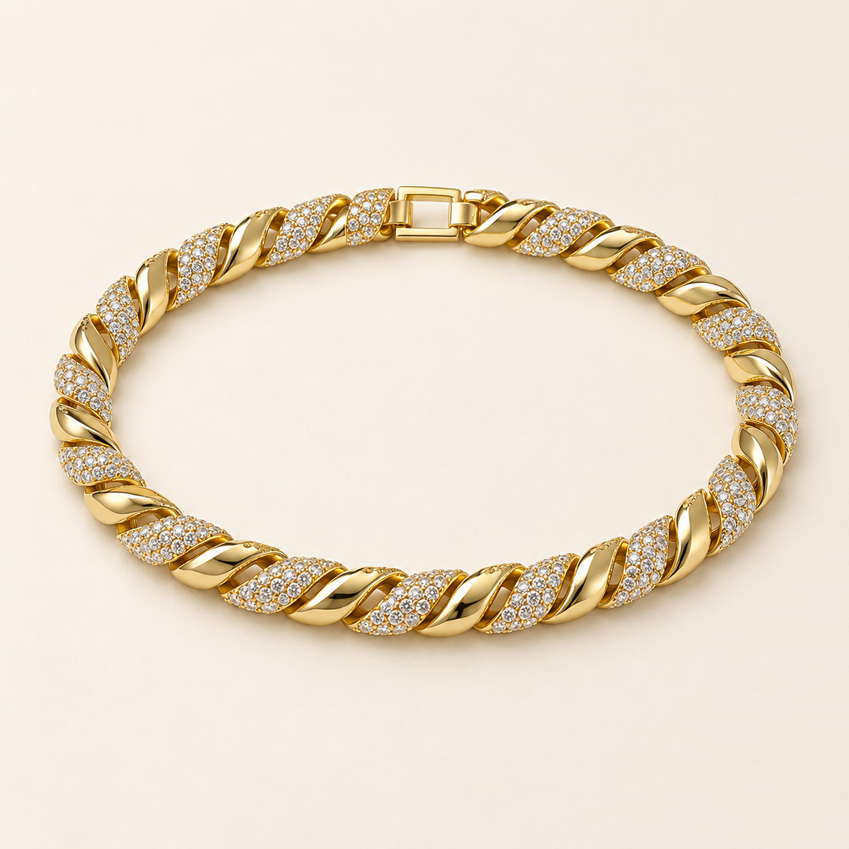 Goldfarbenes Armband mit gedrehten Gliedern und Steinchen