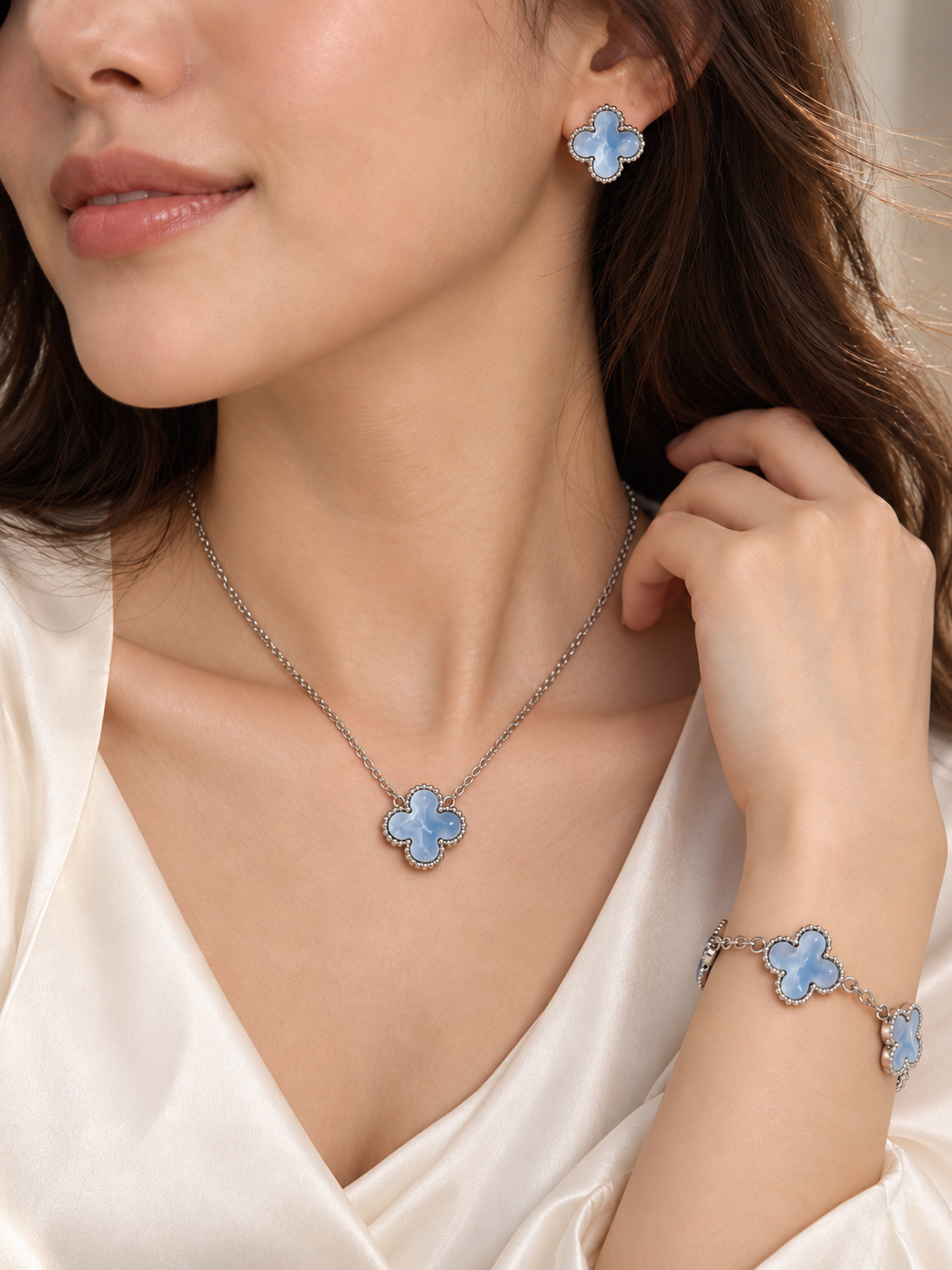 3-teiliges Schmuckset aus Edelstahl mit hellblauen Blüten