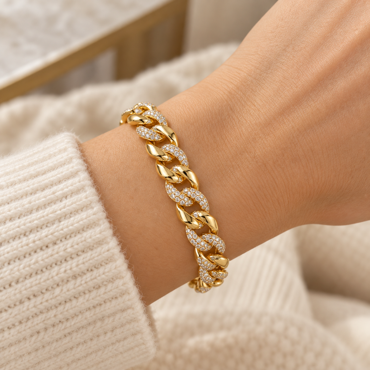 Goldfarbenes Gliederarmband mit funkelnden Steinchen
