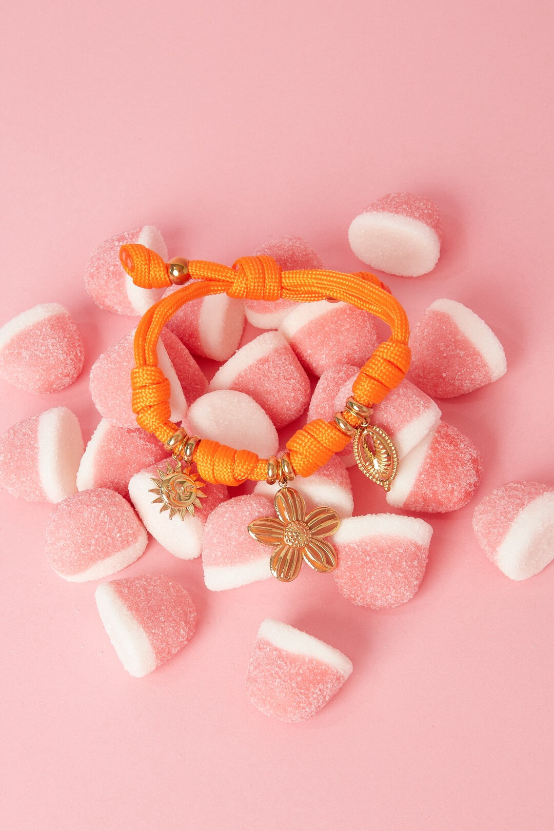 Sommerliches Charm-Armband mit Blumen-, Herz- & Meeresanhängern