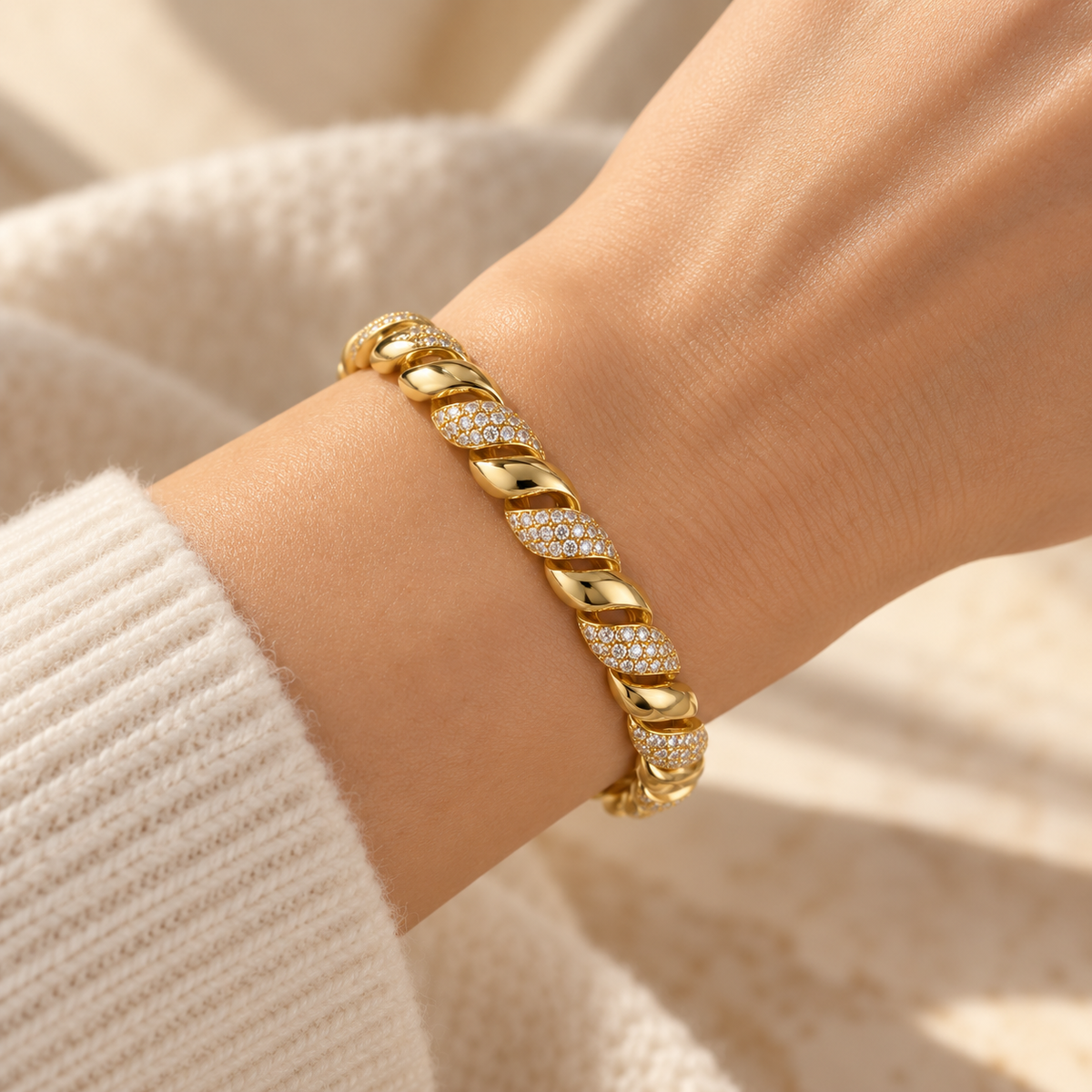 Goldfarbenes Armband mit gedrehten Gliedern und Steinchen