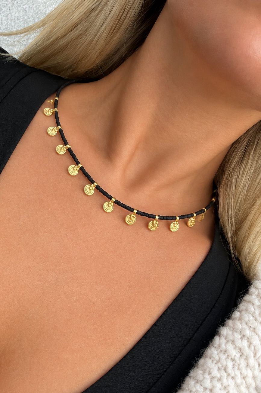 Handgefertigte Edelsteinkette mit goldfarbenen Details
