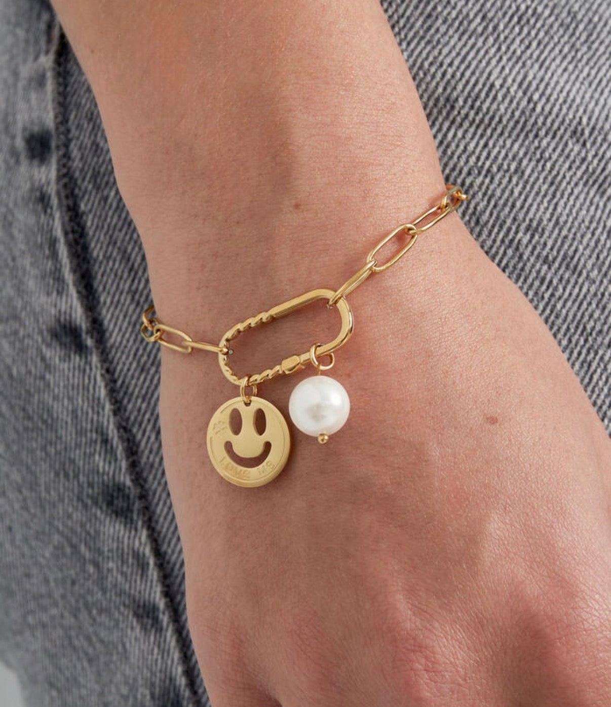 Smiley Charm Armband aus Edelstahl – Goldfarben mit Perlenanhänger