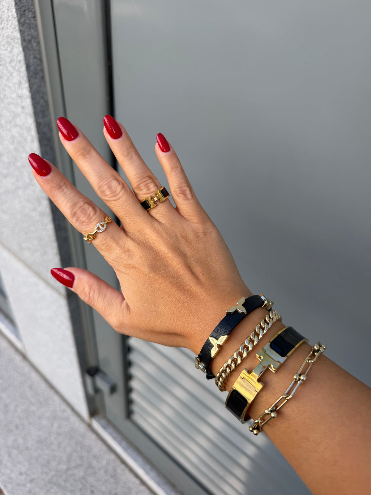 Schwarzes Armband mit goldfarbenen Schmetterlingen