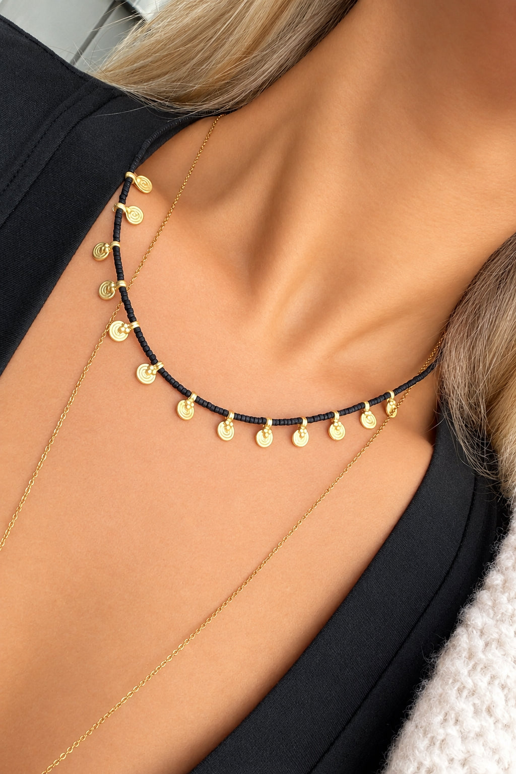 Handgefertigte Edelsteinkette mit goldfarbenen Details