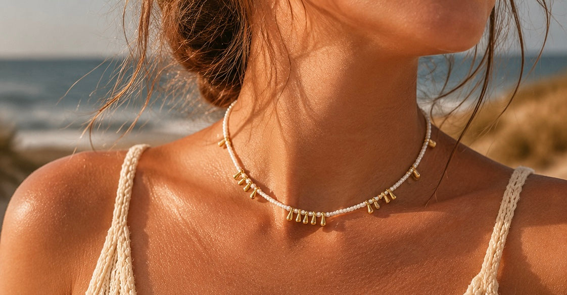 Perlenkette mit goldenen Tropfen