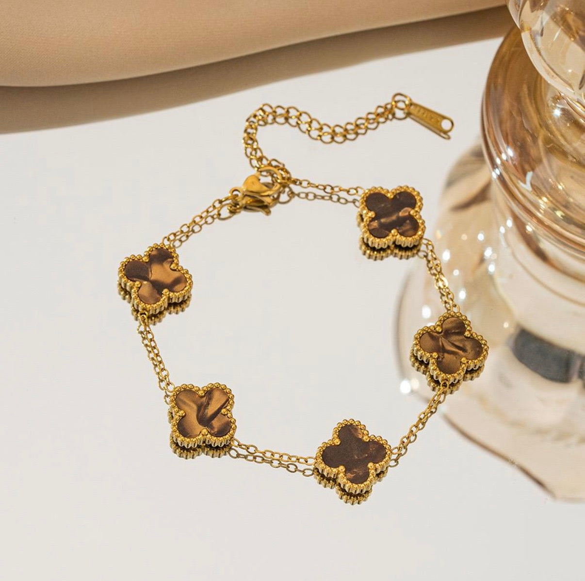 Luxury Clover Armband Braun-Gold aus Edelstahl – Elegantes Designer Armband