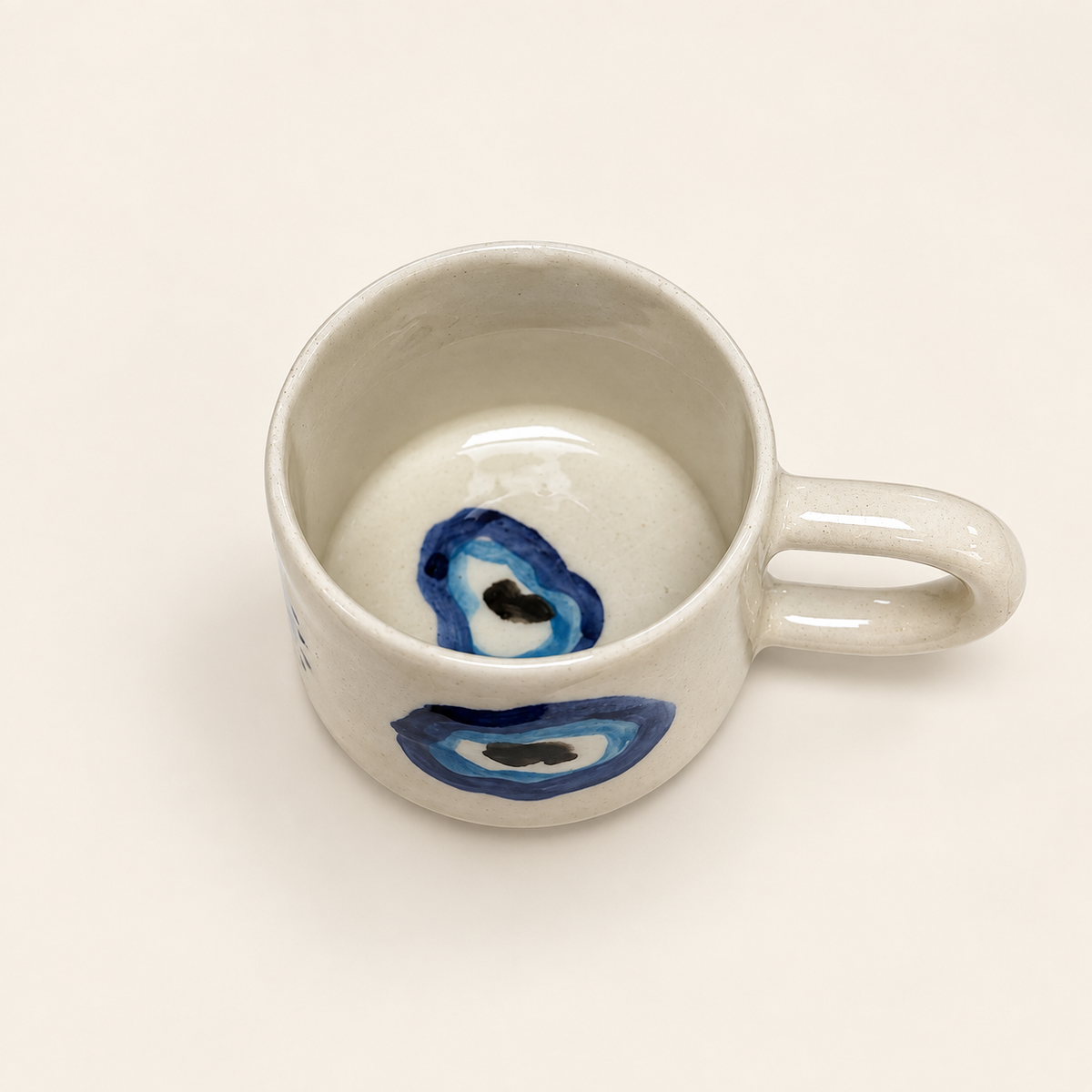 Handgemachte Keramiktasse mit Nazar-Motiv – Creme/Blau