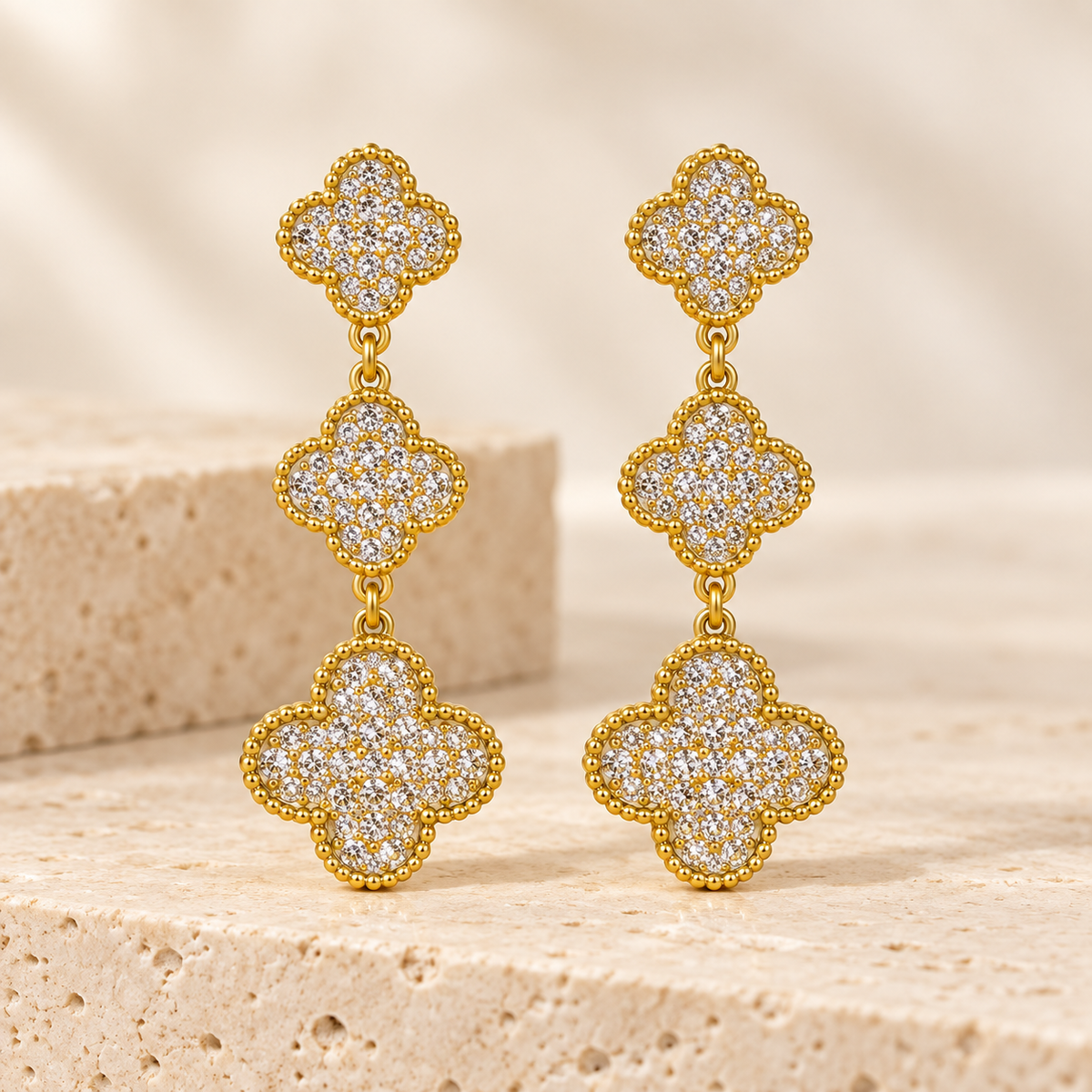 Kleeblatt-Ohrringe „Livia“ – Goldfarben