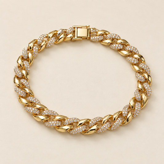Goldfarbenes Gliederarmband mit funkelnden Steinchen