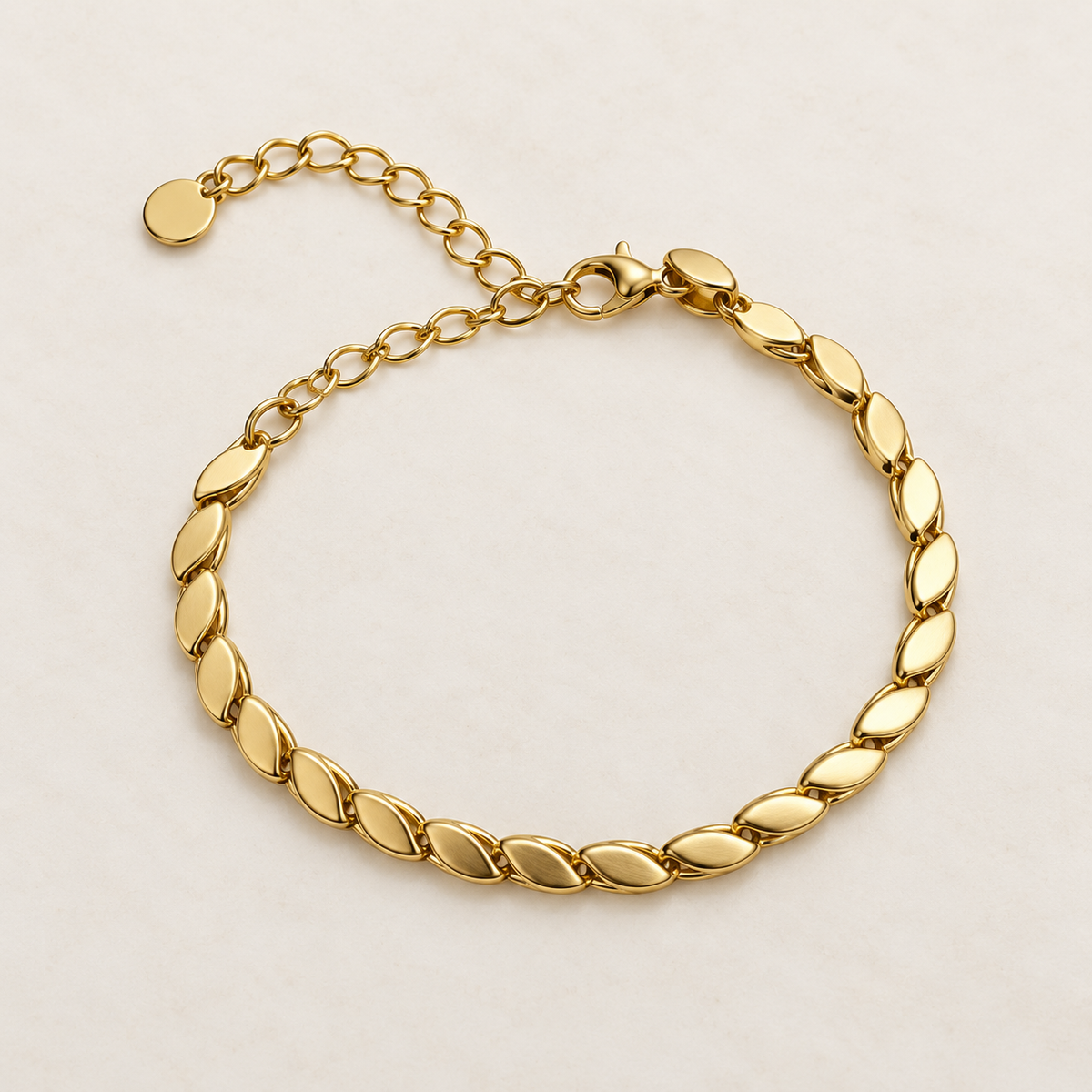 Goldfarbene Edelstahl-Armkette mit ovalen Gliedern
