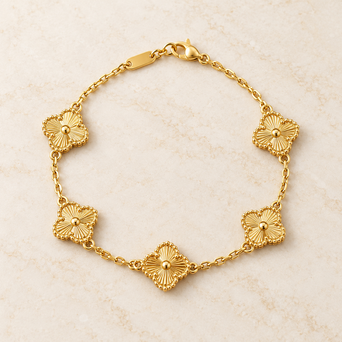 Goldfarbene Edelstahl-Armkette mit Kleeblatt-Blüten