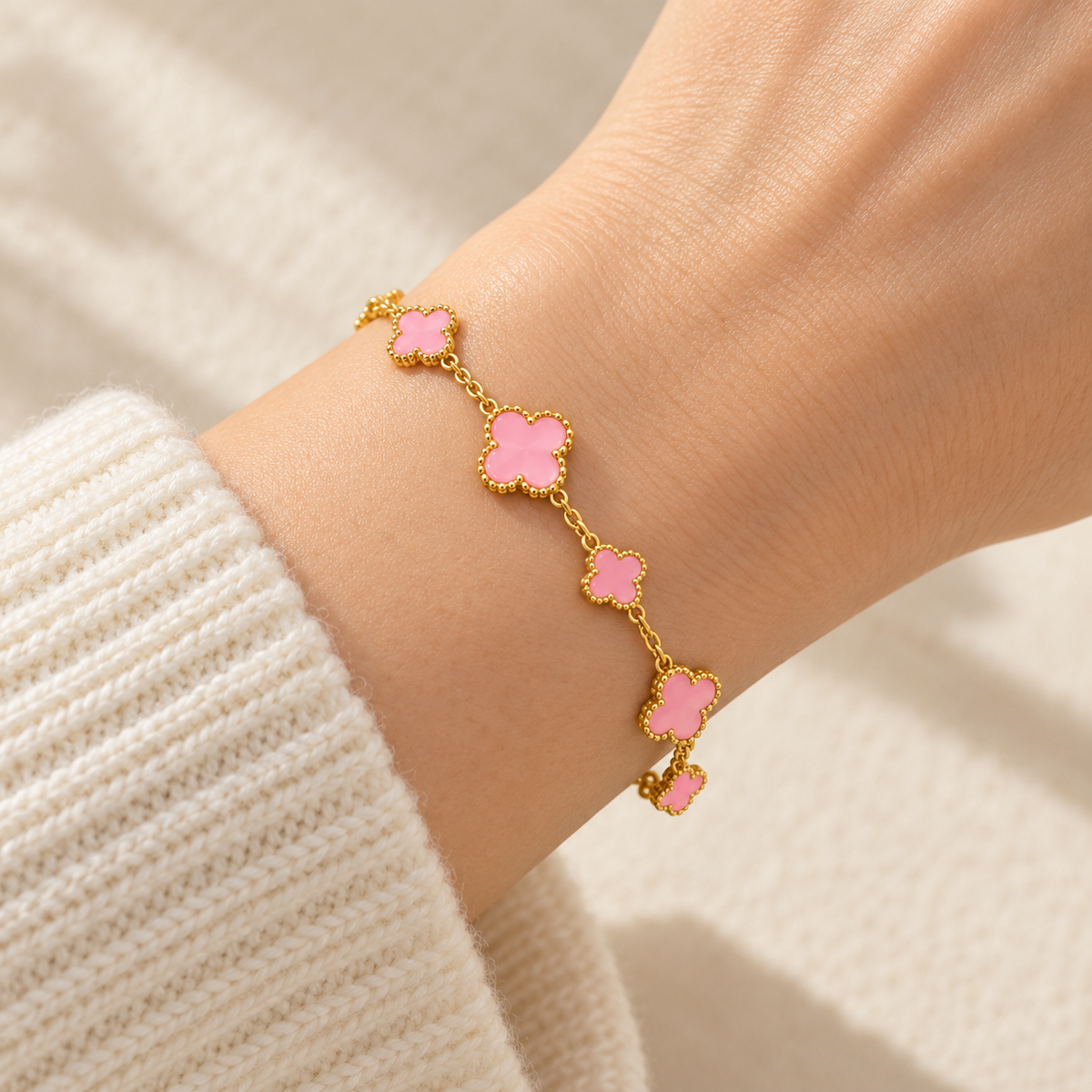 Goldfarbene Edelstahl-Armkette mit Kleeblatt-Blüten – Farbe und Größe wählbar